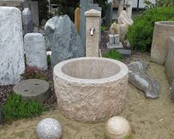 Granitbrunnen Fur Den Garten Guter Service Garantiert Grosse Auswahl In 2020 Brunnen Steinbrunnen Grabbepflanzung