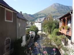 Le Village De Bedous Dans Le Vallon Vallee D Aspe Pyrenees Atlantique Ville France