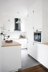 Maison Familiale Pres De Paris Le Rez De Chaussee D Une Meuliere Revu Cuisines Maison Cuisine Blanche Et Bois Cuisine Blanche