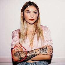 Julia Michaels 35 Tattoos Ihre Bedeutung Promi Tattoos