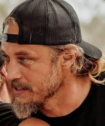 Another reshare for fans isn't he handsome 👀🧜‍♀️❤