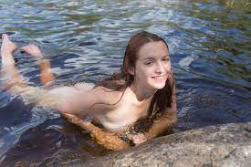 Mädchen Nackt Im Wasser In Der Nähe Der Ufer Des Sees Lizenzfreie Fotos,  Bilder Und Stock Fotografie. Image 30954997.