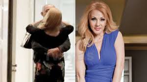 Olivia Collins olvidó a los jovencitos y ahora es feliz ¡con un director de  65 años!