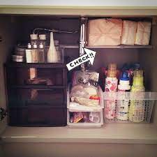 セリアで買ったつっぱり棒2本で 洗面所のシンク下にコットン置き場を確保 まだごちゃごちゃしてる 化粧品のサンプルがなかなかなくならない e部屋 整理収納 つっぱり棒 セリア seria 片づけ カスタマイズエブリデイ 桃代党 収納 アイデア 収納