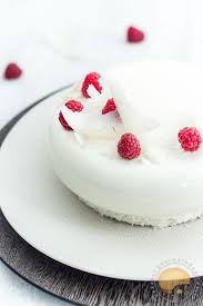 Entremet Compose D Un Sable Coco D Une Mousse A La Creme De Coco D Un Insert A La Framboise Le Tout Recouvert D U Mousse Noix De Coco Creme De Coco Framboise