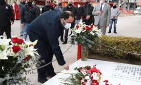 Κι αν ο φρέντι μέρκιουρι δεν κατάφερε να αποδράσει από την πραγµατικότητα που τελικά του στοίχισε τη ζωή κάνοντάς τον να υποκύψει στο aids o μέρκιουρι αψήφησε τα στερεότυπα και τους συµβιβασµούς. 8yra 7 Fosonline