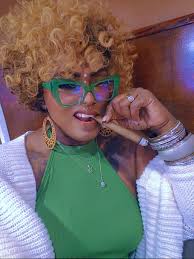 This green goes good with my cigar😊