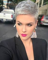 Coupe courte femme, rasé derrière et long devant. Pin On Cheveux Courts