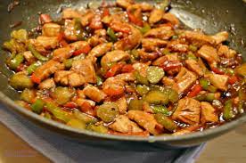 Se pune la fiert pieptul de pui în apă deja clocotită în care se adaugă o linguriță sare, o foaie de dafin și o linguriță boabe de piper. Xcin53kcyavqmm