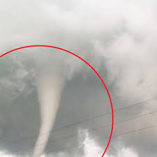 These conditions can cause spinning air currents inside the cloud. Ja Es Ist Ein Tornado Dwd Bestatigt Seltenes Ereignis Im Kreis Soest Kreis Und Region