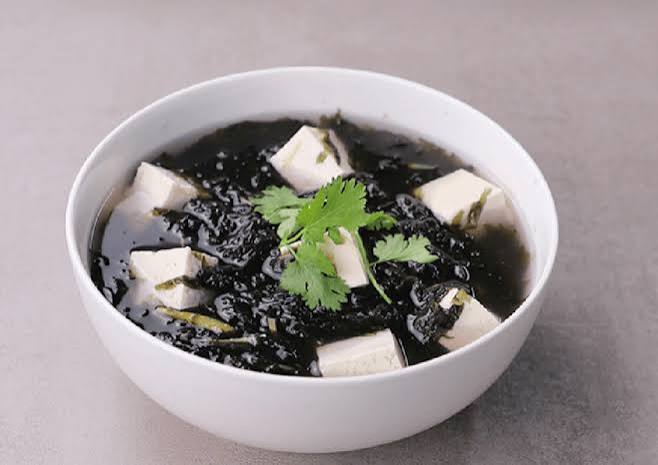 Seaweed & silken tofu soup