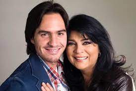 El actor mexicano de 32 años ha participado en telenovelas como 'azul tequila' su verdadero nombre, mauricio ochmann siordia, nació el 16 de noviembre de 1977 en celaya, guanajuato (méxico) es hijo de un hombre de. Mauricio Ochmann Y Victoria Ruffo Muestran Que Nunca Es Tarde Para El Amor Revista Cosas Mexico