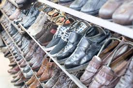 Students take 10% off full price and sale bit.ly/summersale21. Viele Gebraucht Schuhe Shop Der Zweiten Handschuhe Mit Stuhl Fur Schuhe Zu Tragen Lizenzfreie Fotos Bilder Und Stock Fotografie Image 68856405