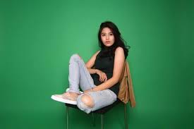 Dengan warna yang mencolok mereka akan lebih mudah terlihat apabila ada kendaraan yang lalu lalang lewat proyek. Ini Alasan Kenapa Green Screen Warnanya Hijau