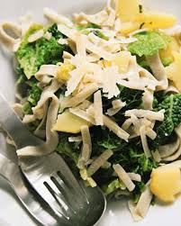 Rezept Valtelliner Pizzoccheri Mit Salbei Kartoffeln Und Wirsing Suddeutsche Zeitung Magazin Rezepte Wirsing Gute Gerichte