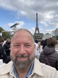 Glenn Amell's Instagram, Twitter & Facebook