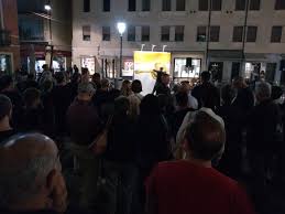 Westerman dipinge dal vivo in piazza