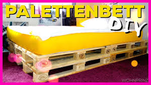 Diy Palettenbett Mit Eve Matratze Wohnprinz Youtube Er ist teenager und sehr groß, weshalb ein normales bett zu klein für ihn ist. diy palettenbett mit eve matratze wohnprinz