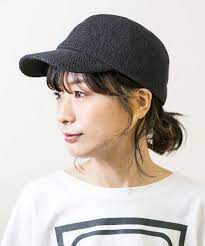 キャップのかぶり方にはコツがある おしゃれな大人女子に学ぶヘアアレンジ術 folk キャップ 前髪 ファッション 女性のファッション