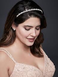 Simply slide up the headband, sweeping all the strands of your hair away from the face. 21 Bridal Headbands For All Of Your Wedding Related Events