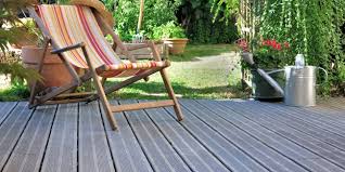 Les lames de terrasse en bois dur offrent une solution de rechange durable aux résineux traités ou aux matériaux synthétiques, comme les lames en bois composite. Comment Entretenir Une Terrasse Bois Conseils Trucs Et Astuces
