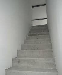 Avec une cage d'escalier peinte en blanc, on vitamine l'étage des chambre avec une transition en couleur. Amaya Je Cherche A Peindre Notre Cage D 039 Escalier Cote Maison