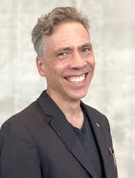 The cancer researcher and the intelligence expert