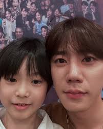 열일하시는 이준영배우님 ❤️ 2년 전에 로얄로더때 만나뵙고 쫑파티때 선물 하나도 못받고 속상해하는 현이에게 애플워치까지 선물로 주신..  😆 성격 넘 좋고 춤선까지 멋진 이준영 배우님! 요즘 자주 나오셔서 생각나 찾아본 사진 마지막 셀카는