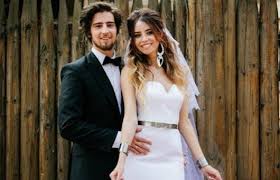 Он был одет в серую футболку и красные шорты. Dorofeeva I Dantes Trogatelno Pozdravili Drug Druga S Lichnym Prazdnikom