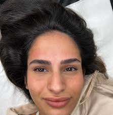 נטף לוי-מיקרובליידינג גבות שפתיים‎