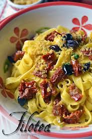 Che c'è di più mediterraneo di un pomodorino essiccato magari accompagnato da un paio di capperi? Tagliatelle Con Pomodori Secchi Olive E Pangrattato