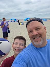 Can someone remove the left figure from the sculpture?