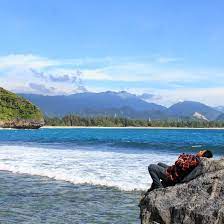 Lokasinya terletak di desa meunasah balee, kemukiman lampuuk, kecamatan lhoknga. Pantai Momong Aceh Spot Terbaik Melihat Indahnya Samudera Hindia
