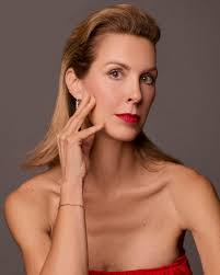 Can someone remove the red strap from the hanger?