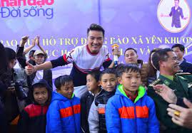 Tuy nhiên, khi chia sẻ thêm việc trích 140 triệu đồng để sửa chùa, một lần nữa, ca sĩ đàm vĩnh hưng bị cư dân mạng chỉ trích vì sử dụng tiền quyên góp từ thiện không đúng mục đích ban đầu. Ä'am VÄ©nh HÆ°ng Lam Thiá»‡n Nguyá»‡n Xuáº¥t Phat Tá»« Trai Tim Va Toi Sáº½ Khong NgÆ°ng Nghá»‰