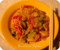 Când acestea devin sticloase se amestecă cu pieptul de pui, se condimentează şi se mai lasă pe foc circa 10 min (la foc mic). Taietei Chinezesti Cu Pui Ardei Si Zuchinni