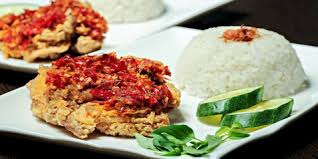 Bahkan, sepertinya hampir di seluruh sudut ibu kota ada gerai yang menjual ayam goreng yang digeprek ini. 9 Cara Membuat Ayam Geprek Pedas Mudah Dan Rasanya Bikin Nendang Kapanlagi Com