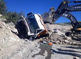 Soma davasında can gürkan 15 yıl, ramazan doğru 22 yıl 6 ay, akın çelik 18 yıl 6 ay, i̇smail adalı 22 yıl 6 ay hapis cezalarına çarpıtırıldı. Manisa Soma Da Kamyon Kazasi Surucu Hayatini Kaybetti