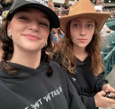 Does anyone work or know someone who works for HACLA: Emergency 🚨 Housing? 