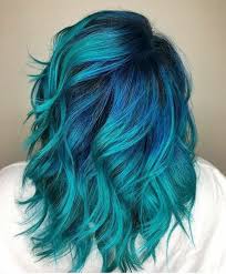 Bunte Haare Verschiedene Blautone Dunkelblau Und Turkis Damenfrisuren Fur Auffalligen Look Haarfarben Bunte Haare Farbe Fur Haare