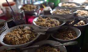 Jadi intinya indomie goreng bikin para tahanan senang dan enggak emosian? Warung Indomie Viral Dan Fenomenal Di Surabaya Laku Ratusan Porsi Tiap Hari