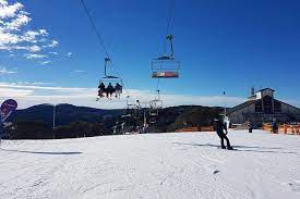 The resort and alpine village treat spectators to gorgeous mountain scenery and excellent accommodation options. Mt Buller Ski Tour Fra Melbourne 2021