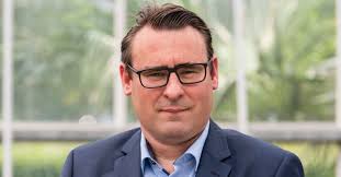 Zwendel met vergunningen, luie wethouders en boottochtjes: dit staat in het  boek van Richard de Mos