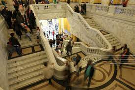 În ciuda frigului și a ploii, zeci de mii de români au stat la cozi lungi, în cadrul evenimentului noaptea muzeelor. Noaptea Muzeelor 2017 18 000 De Vizitatori La News Ro