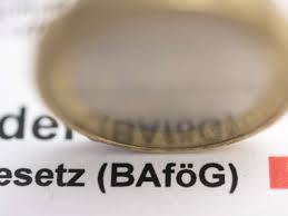 Studierende bekommen bis zu 861 euro im monat, azubis und schüler etwas weniger (stand: Bafog Rechtzeitig Beantragen Geld