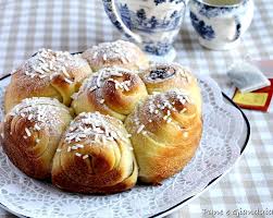 Utilizzando il frigo per gestire gli impasti e le lunghe lievitazioni, mi risulta davvero agevole impastare ed incastrare i tempi di lievitazione con i mille impegni quotidiani. Torta Delle Rose Pane E Gianduia