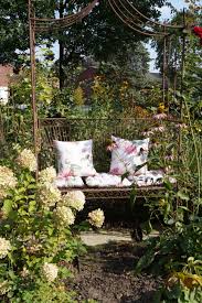 Romantische Bank Im Garten In 2020 Garten Garten Landschaftsbau Privatgarten