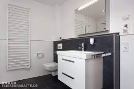 Sie stellen sich die frage, ob der fliesenspiegel im bad bis an die decke reichen muss? Badezimmer Halbhoch Gefliest Bodenfliesen Keraben Future 60x60 Cm Mit An Der Vorwand Verlegt Abschlussleist Badezimmer Badezimmerboden Badezimmer Einrichtung