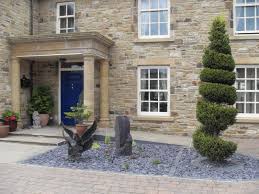 Don't let limited outdoor space prevent you from trying out your green thumb. Slate Chippings Garden Designs Windowsunity