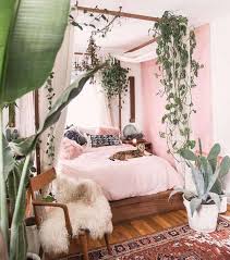 In this pretty california bedroom, the bedding is truly responsible for upholding the boho feel of the space with plants, curtains, and a rug only emphasizing the the cowhide rug gives this space an air of americana, but the plants and bedding make give it a boho soul. Fruhlingsthemadekor Konzentrieren Sie Sich Auf Raumverjungungsideen Fur Deko 2019 Bedroom Design Bedroom Green Room Makeover
